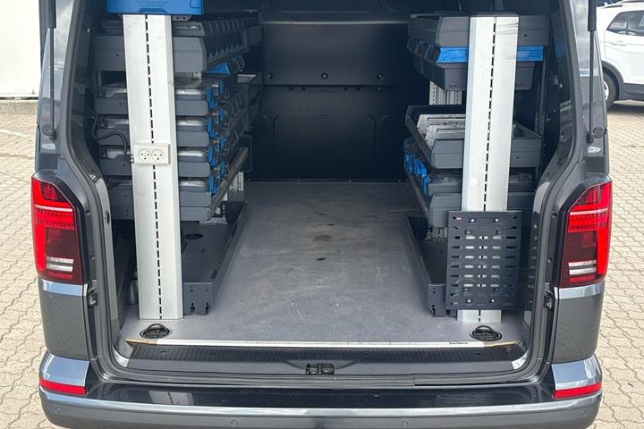 Grå VW Transporter fra 2022
