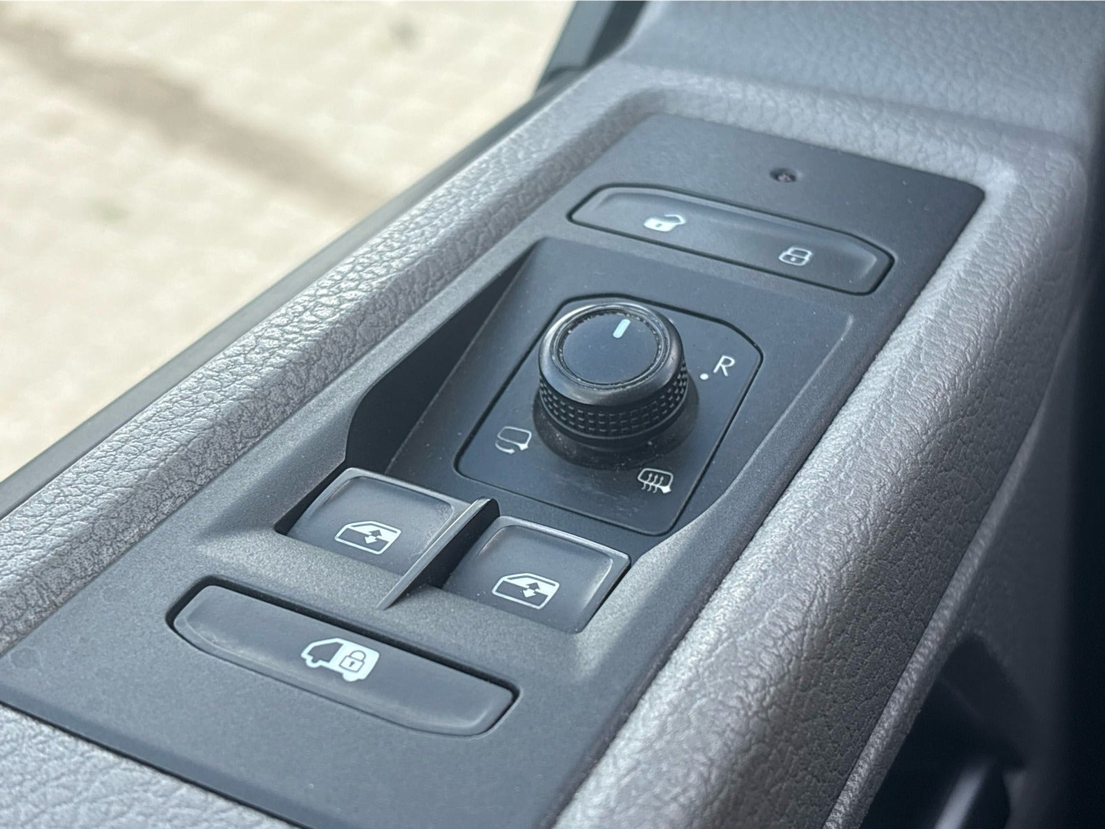 Grå VW Transporter fra 2022