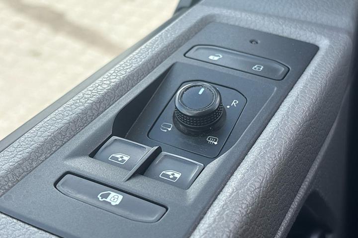 Grå VW Transporter fra 2022