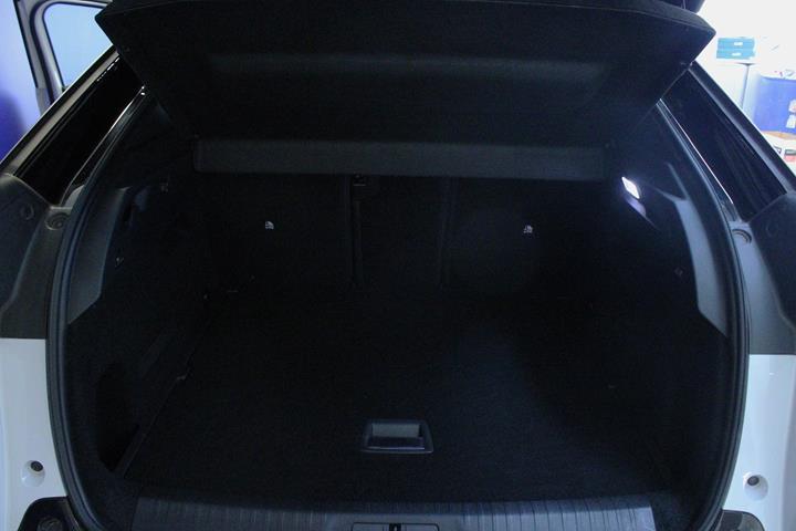 Hvid Peugeot e-3008 fra 2024