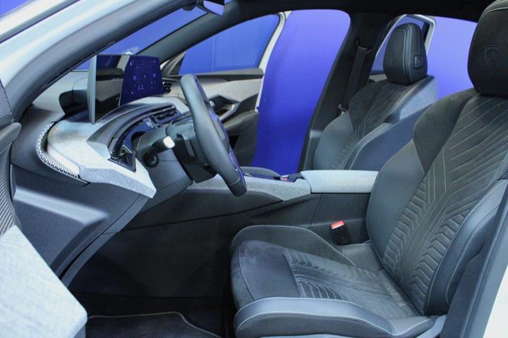 Hvid Peugeot e-3008 fra 2024