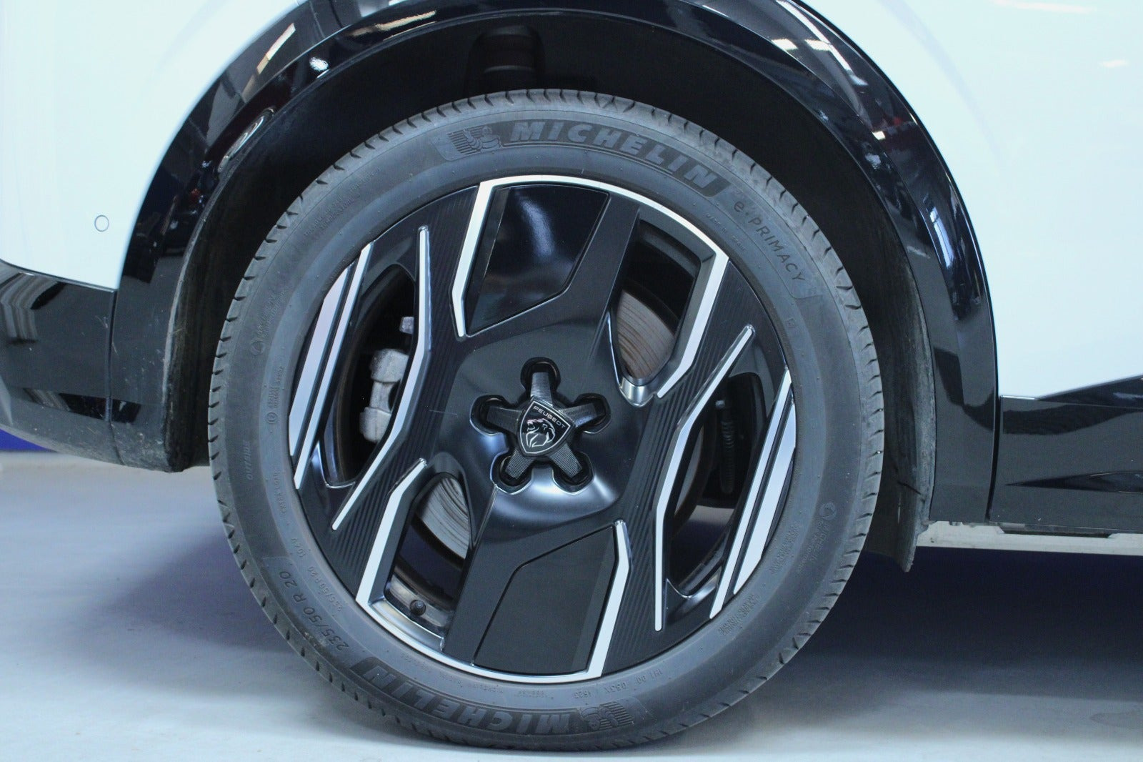 Hvid Peugeot e-3008 fra 2024