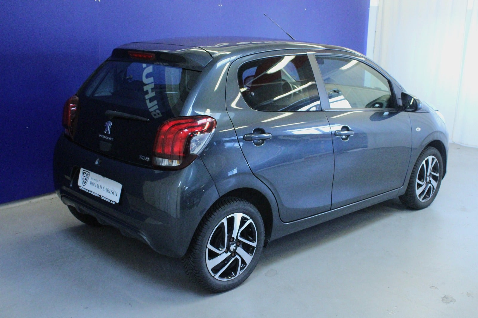 Grå Peugeot 108 fra 2020