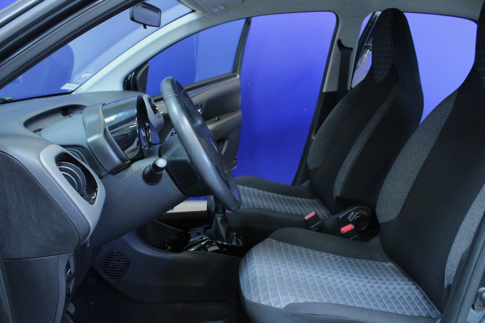 Grå Peugeot 108 fra 2020