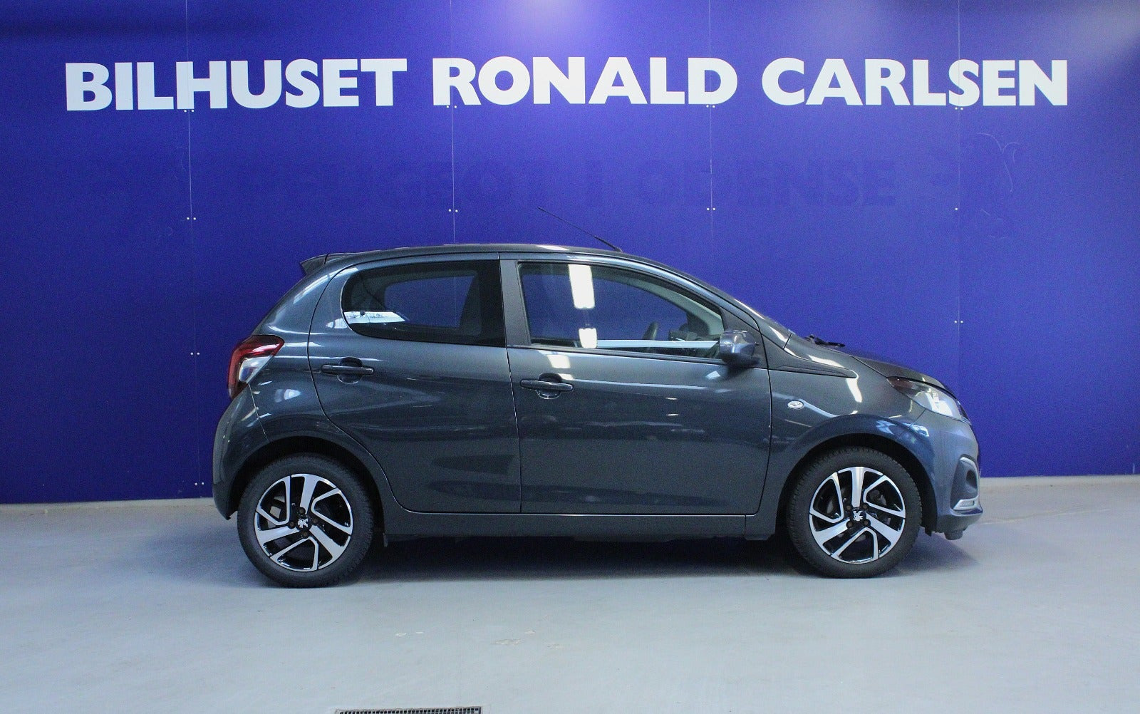 Grå Peugeot 108 fra 2020