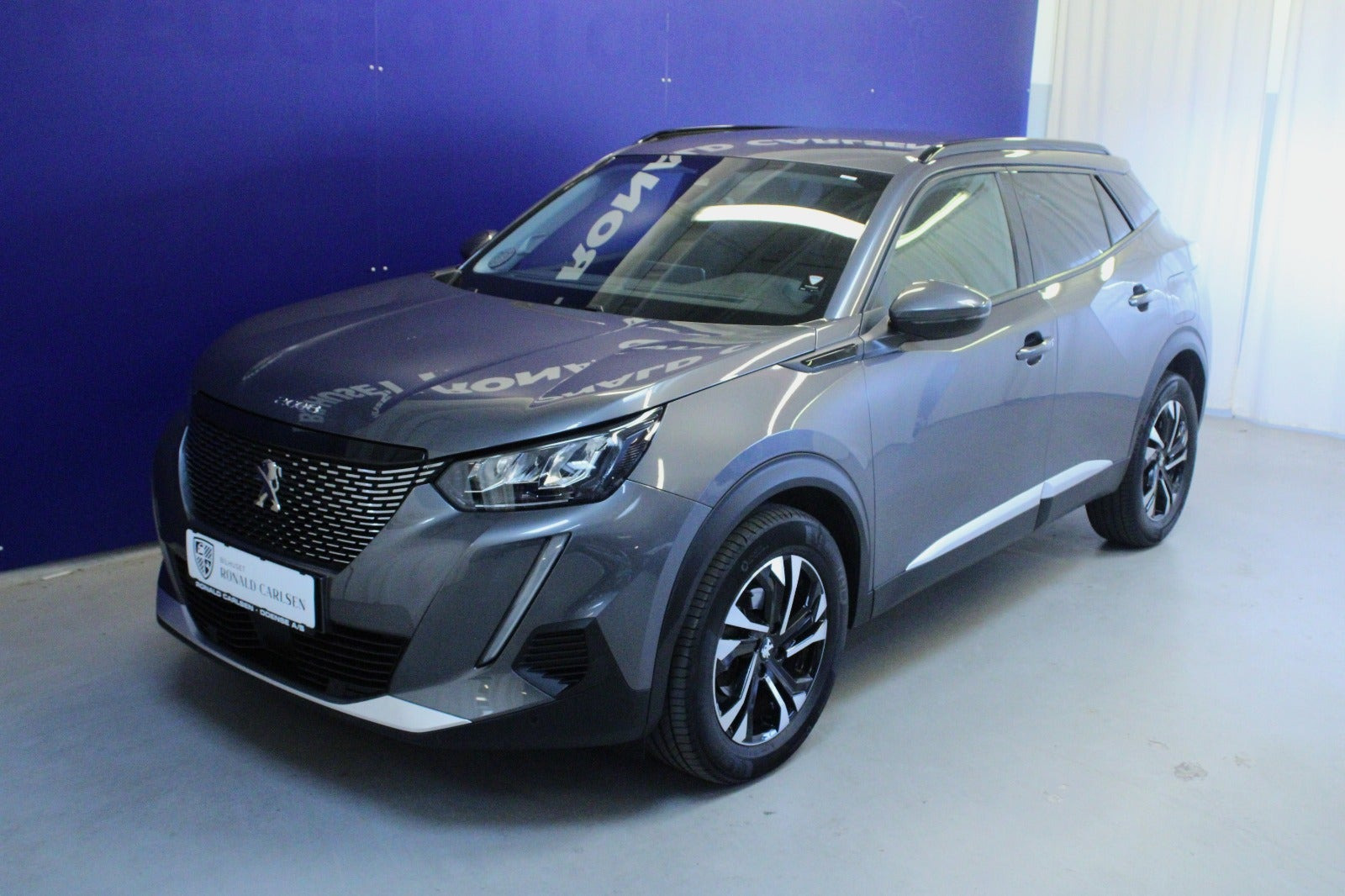 Grå Peugeot 2008 fra 2020