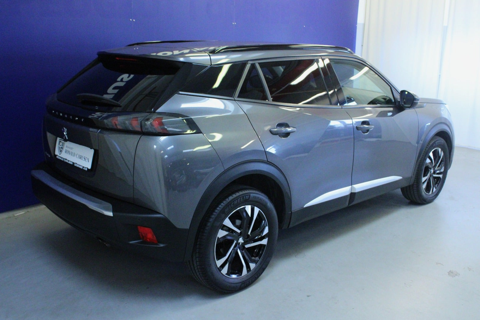 Grå Peugeot 2008 fra 2020