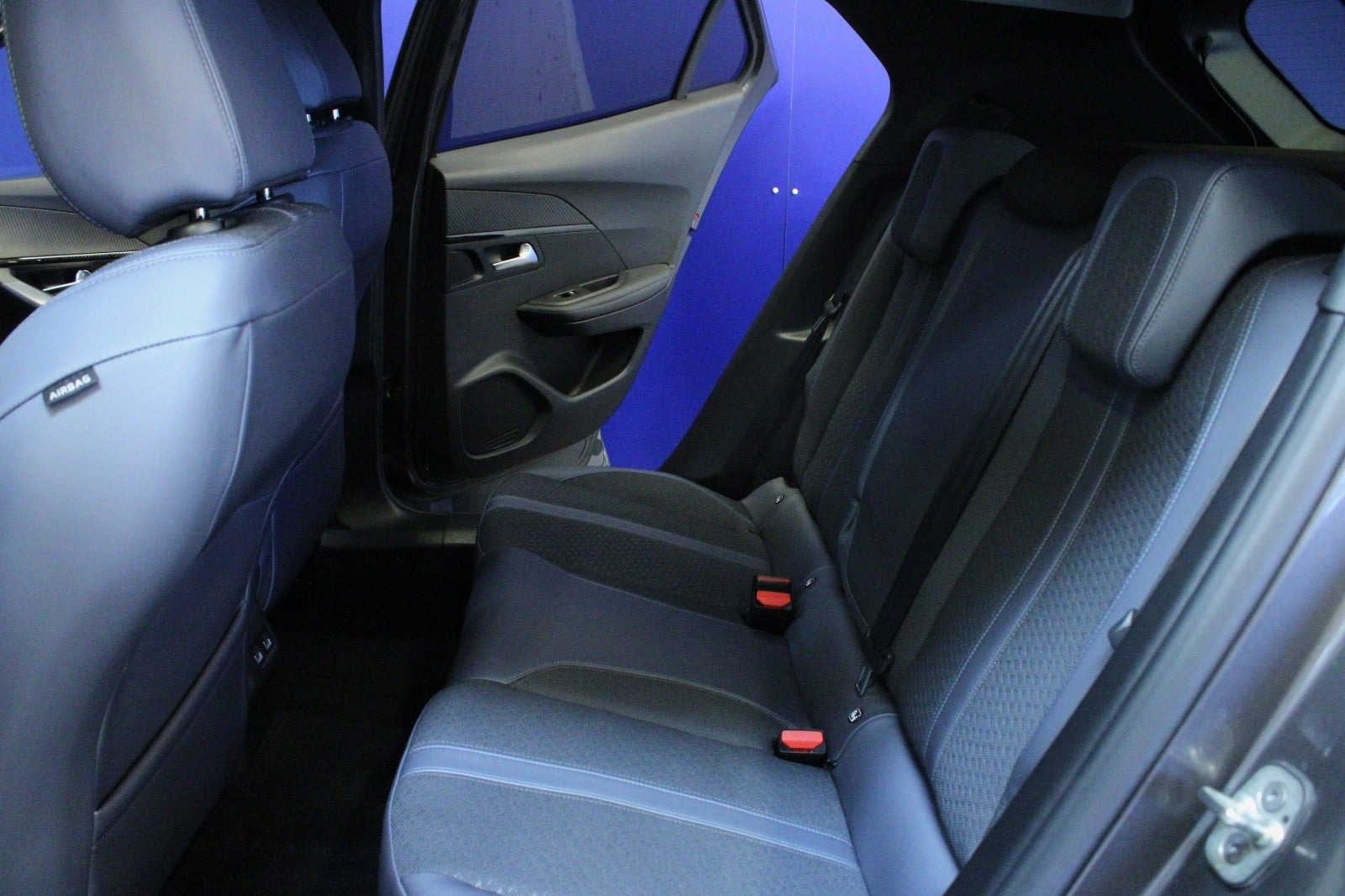 Grå Peugeot 2008 fra 2020