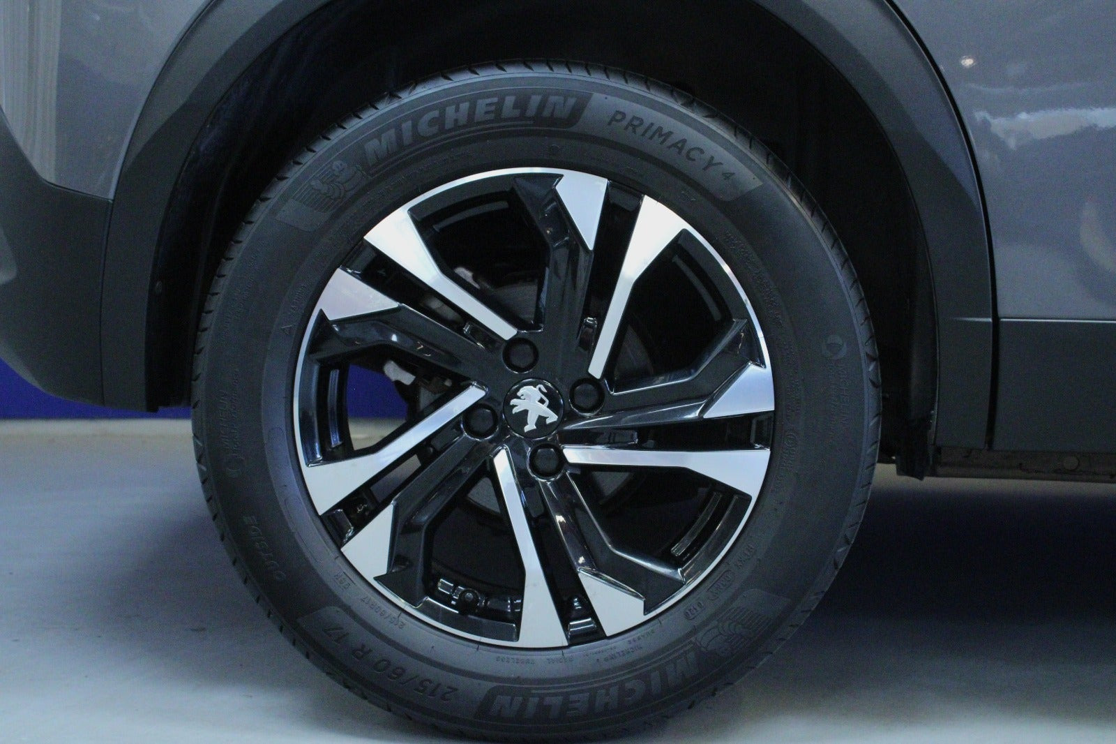 Grå Peugeot 2008 fra 2020