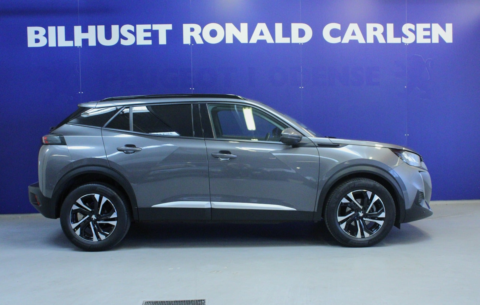 Grå Peugeot 2008 fra 2020