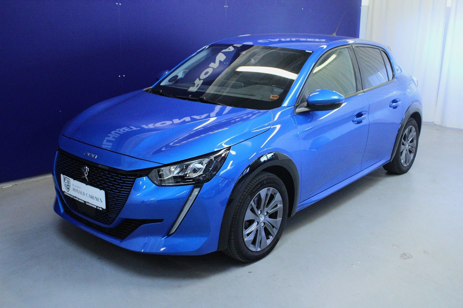 Blå Peugeot e-208 fra 2021
