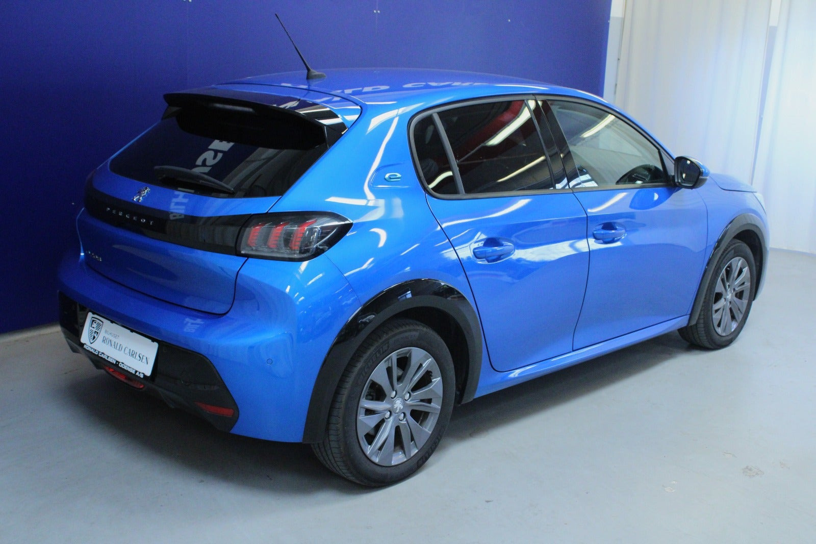 Blå Peugeot e-208 fra 2021