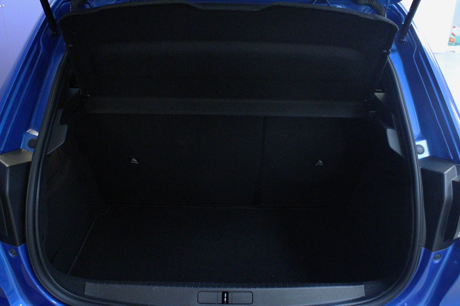 Blå Peugeot e-208 fra 2021