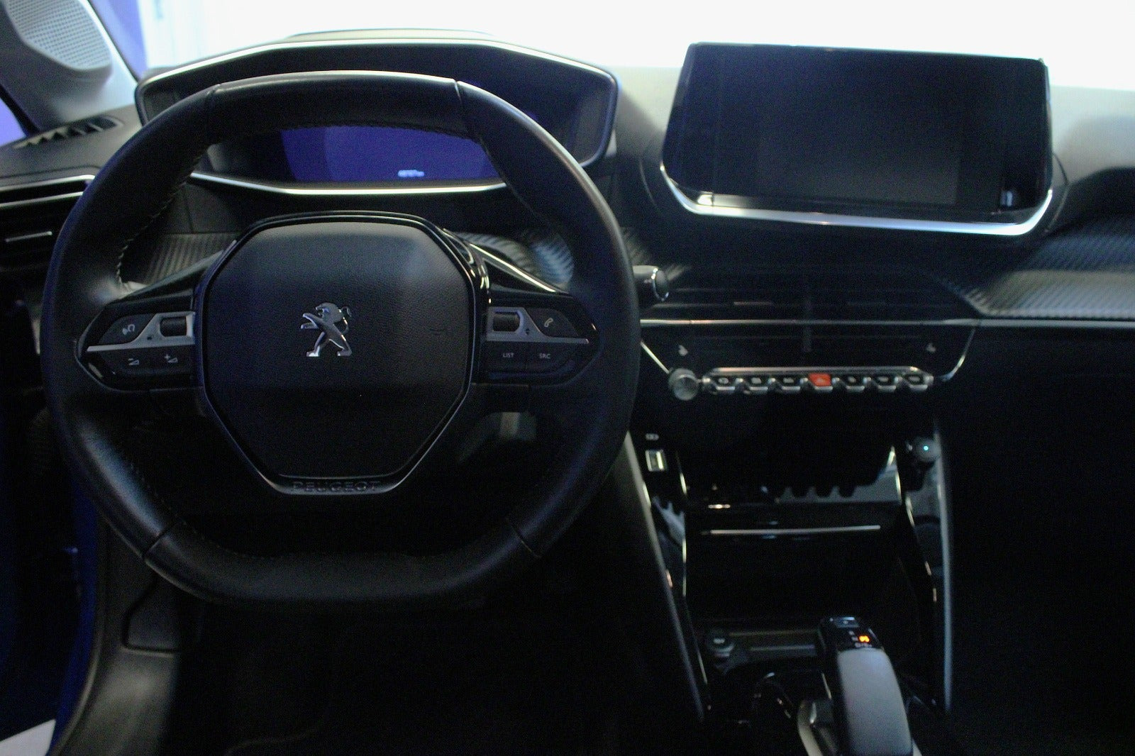Blå Peugeot e-208 fra 2021