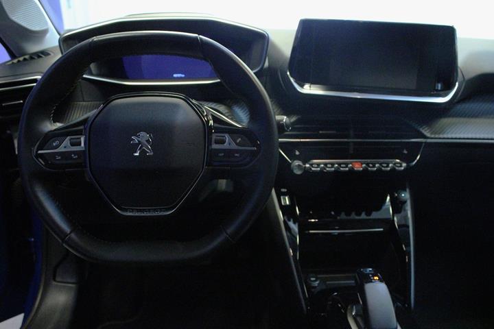 Blå Peugeot e-208 fra 2021