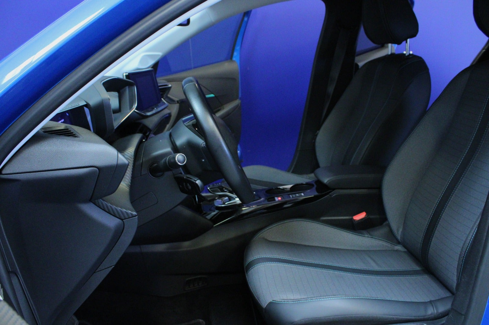 Blå Peugeot e-208 fra 2021