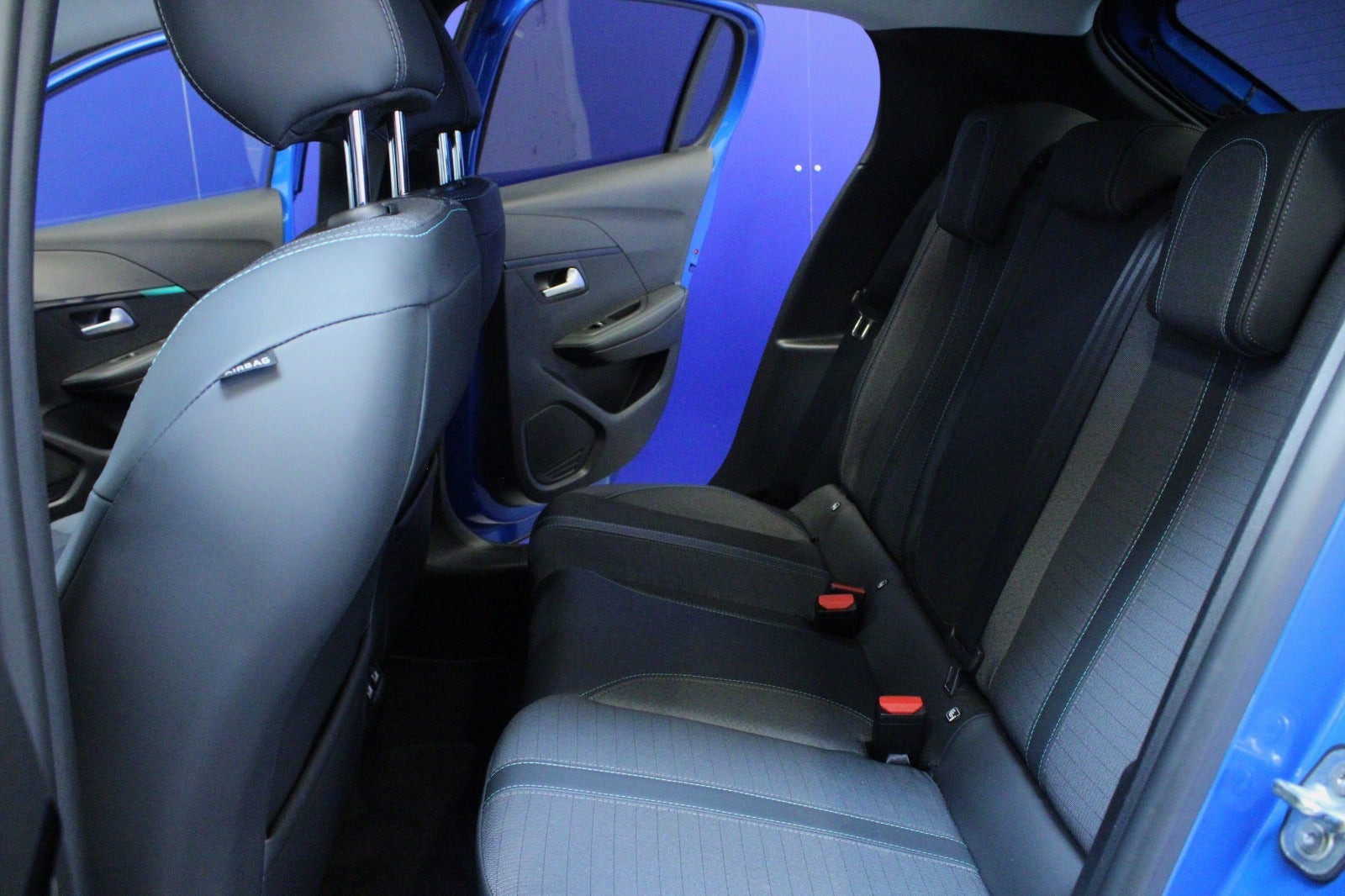 Blå Peugeot e-208 fra 2021