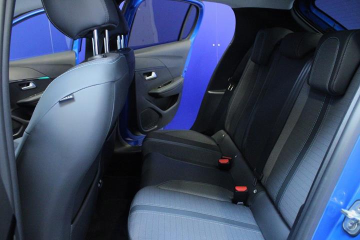 Blå Peugeot e-208 fra 2021