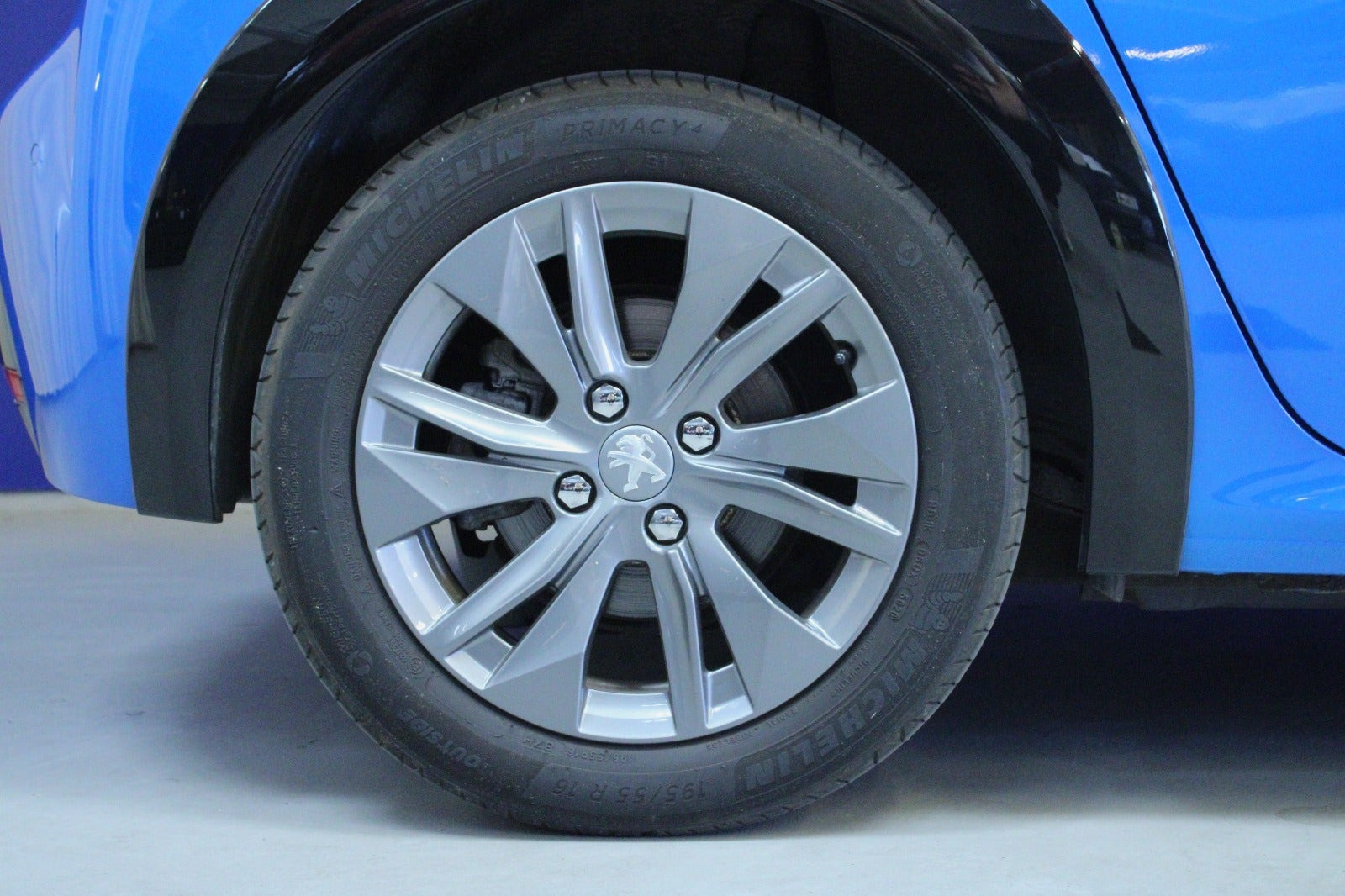 Blå Peugeot e-208 fra 2021