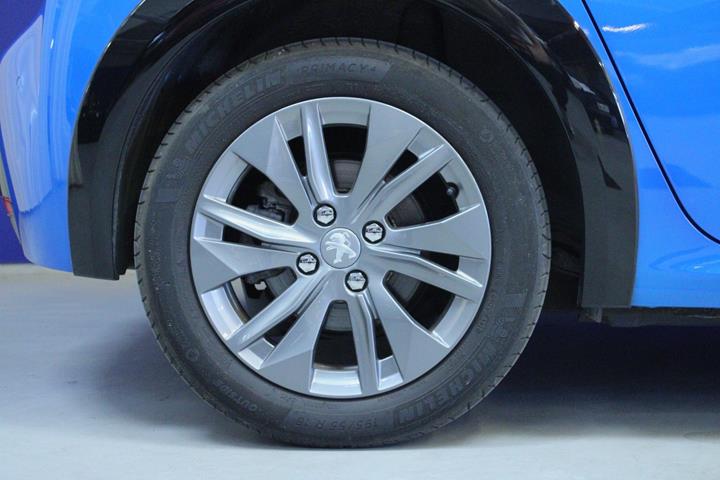 Blå Peugeot e-208 fra 2021