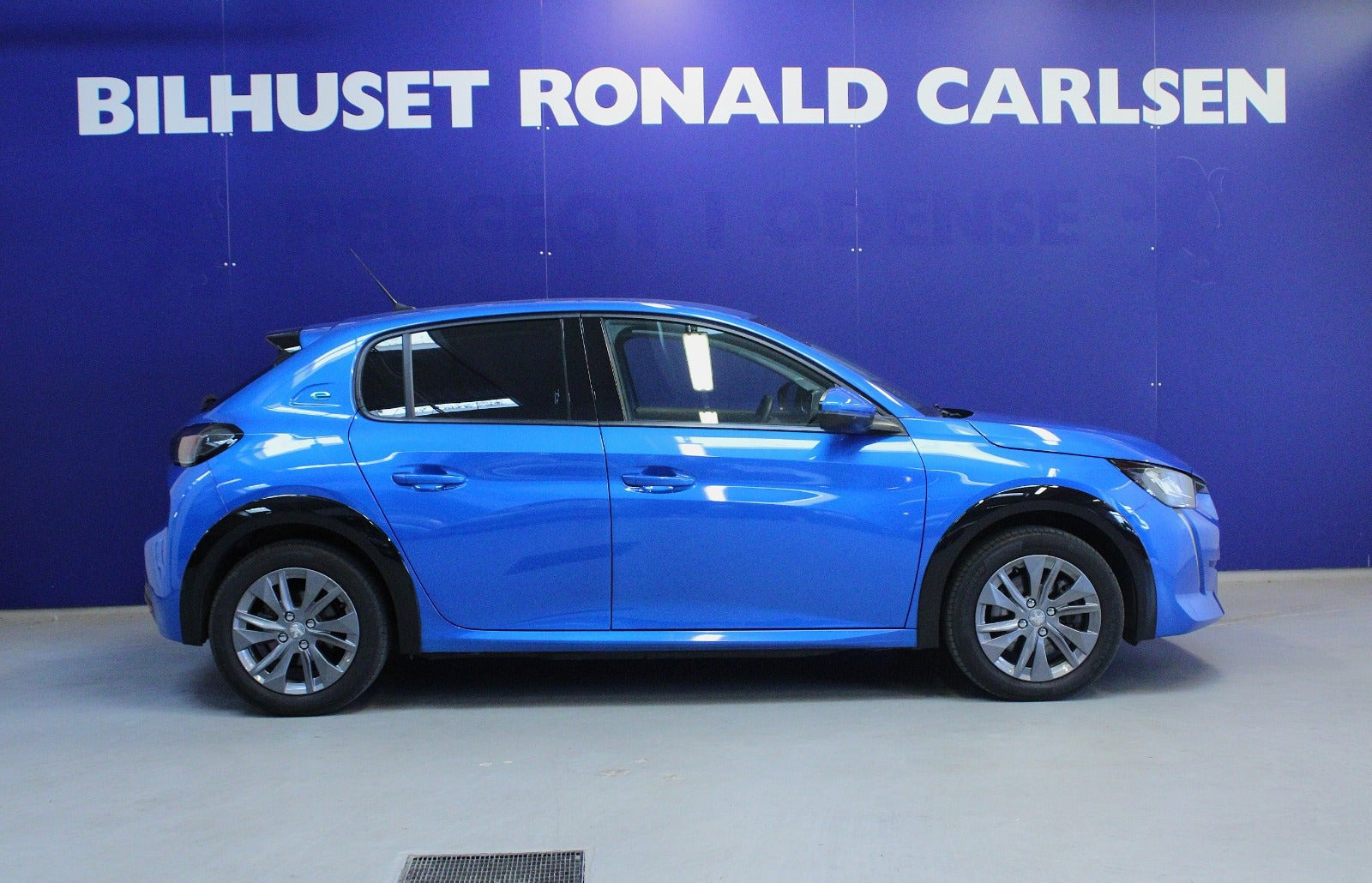Blå Peugeot e-208 fra 2021