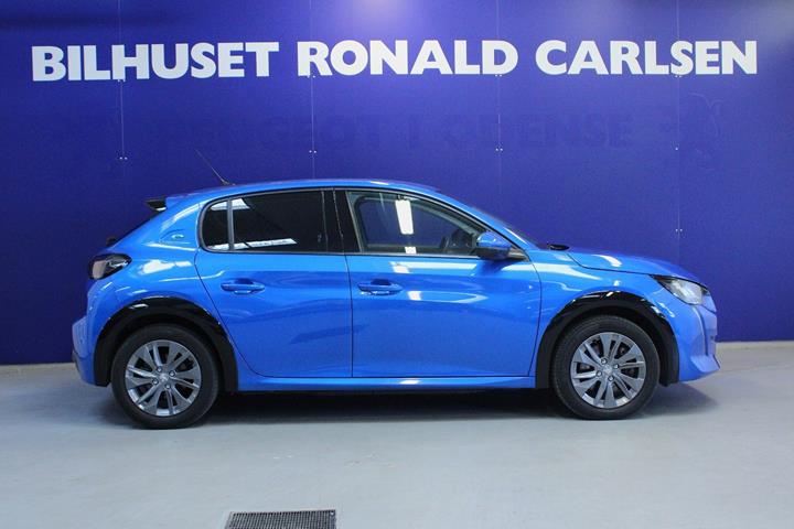 Blå Peugeot e-208 fra 2021