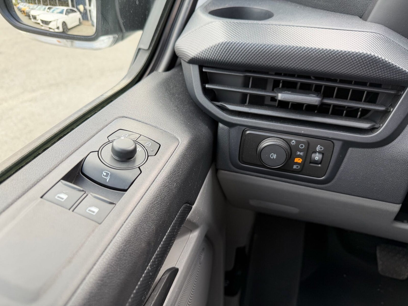 Hvid Ford E-Transit Custom 320 L1 fra 2025
