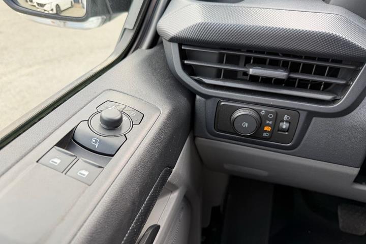 Hvid Ford E-Transit Custom 320 L1 fra 2025