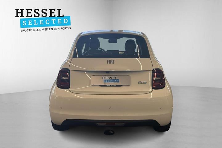 Hvid Fiat 500e fra 2024