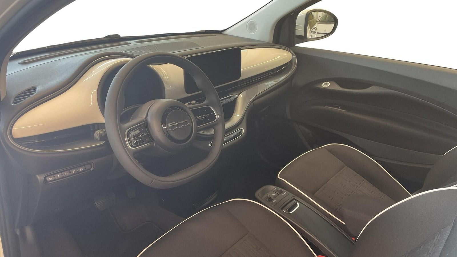 Hvid Fiat 500e fra 2024