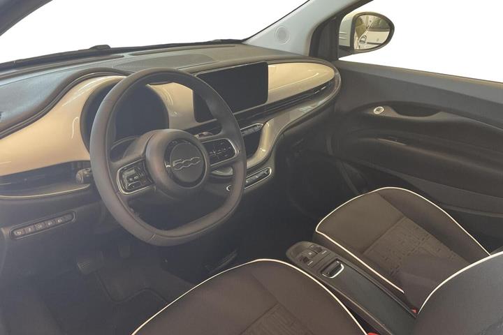 Hvid Fiat 500e fra 2024