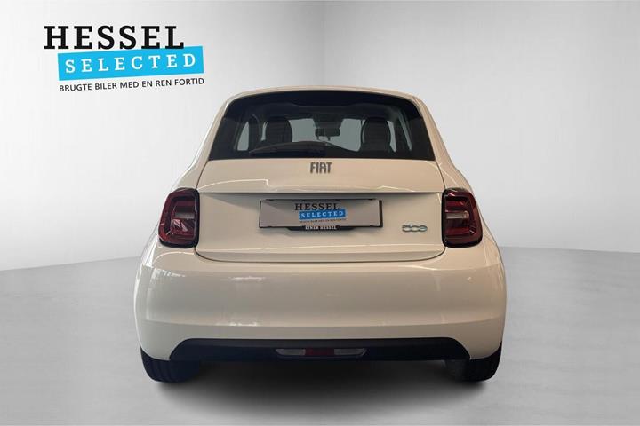 Hvid Fiat 500e fra 2023