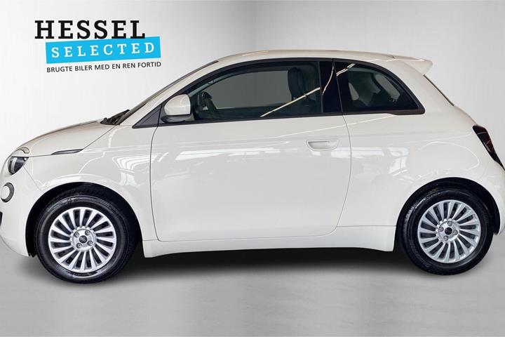 Hvid Fiat 500e fra 2023