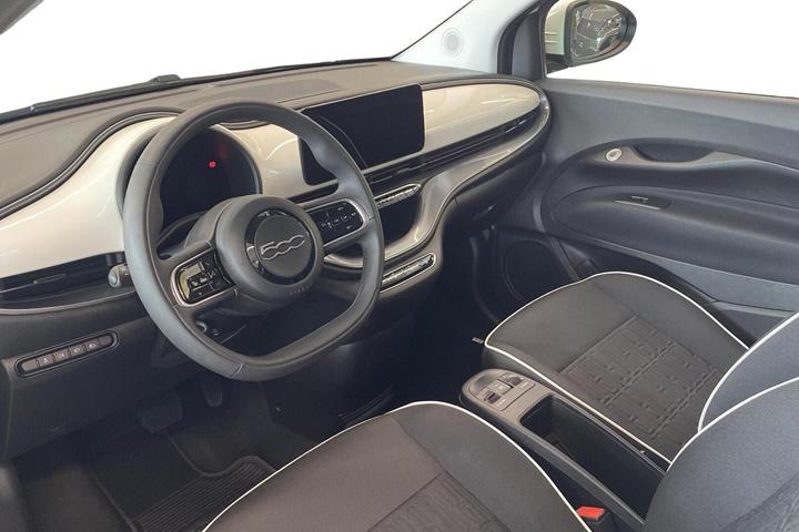 Hvid Fiat 500e fra 2023