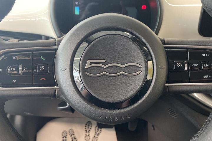 Hvid Fiat 500e fra 2023
