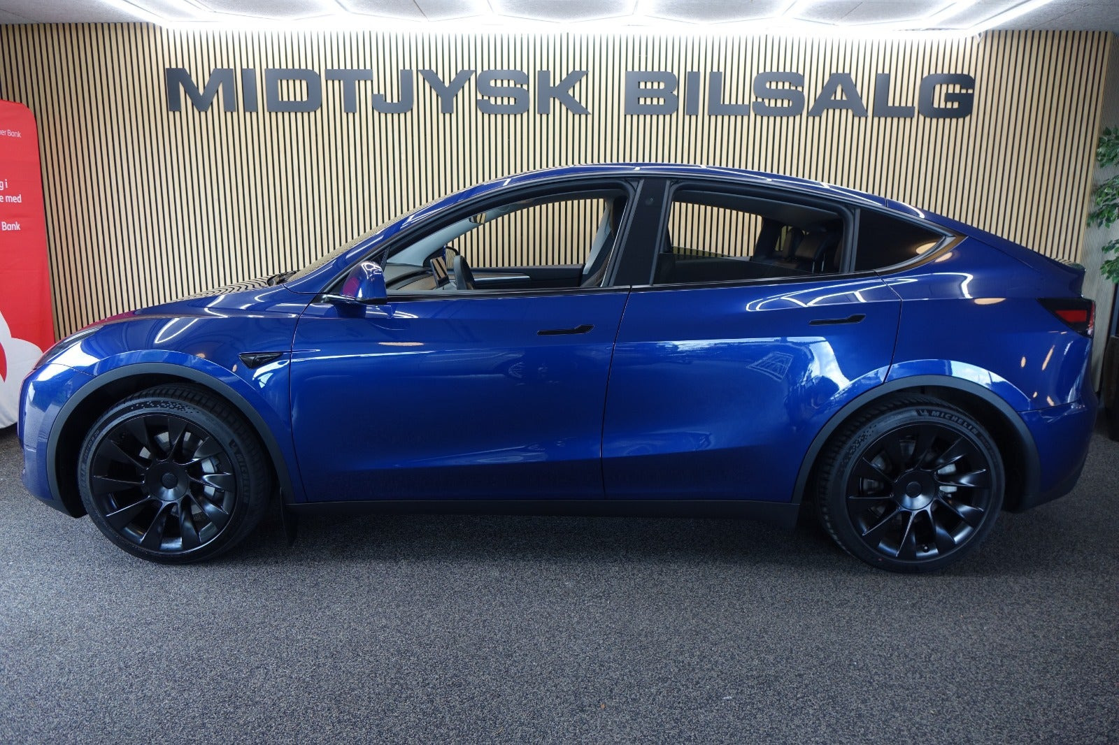Blå Tesla Model Y fra 2024