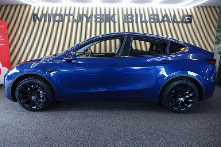 Blå Tesla Model Y fra 2024