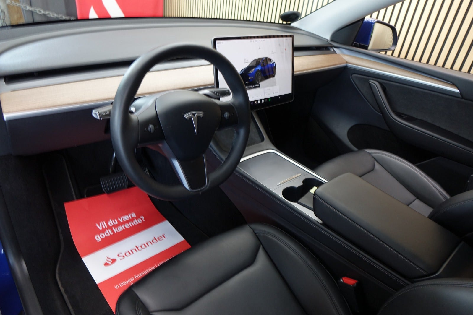 Blå Tesla Model Y fra 2024