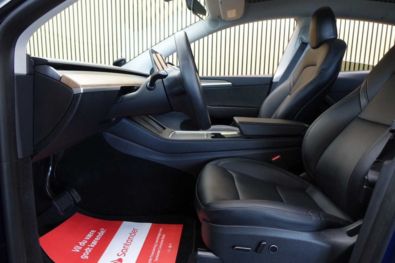 Blå Tesla Model Y fra 2024