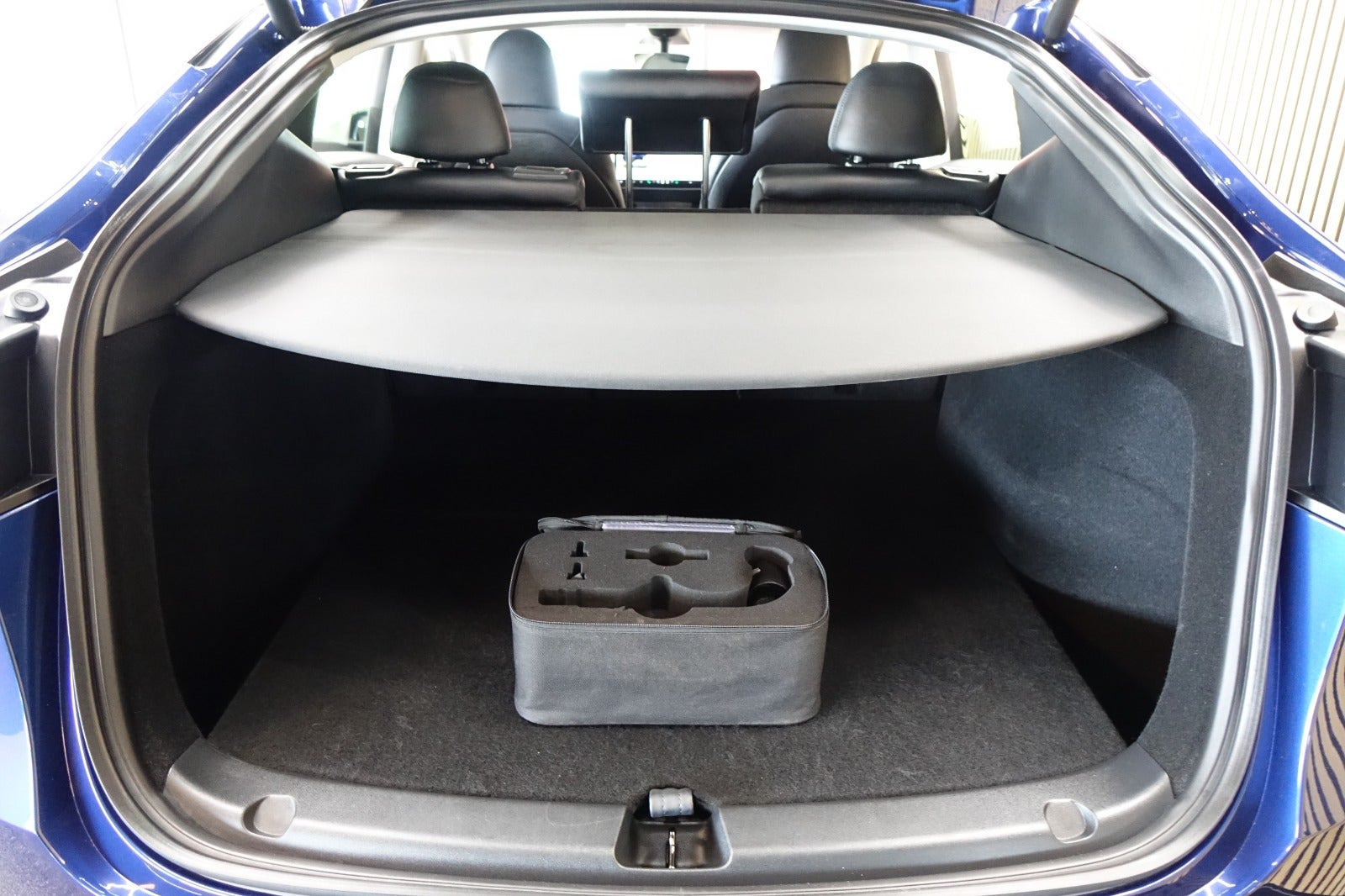 Blå Tesla Model Y fra 2024