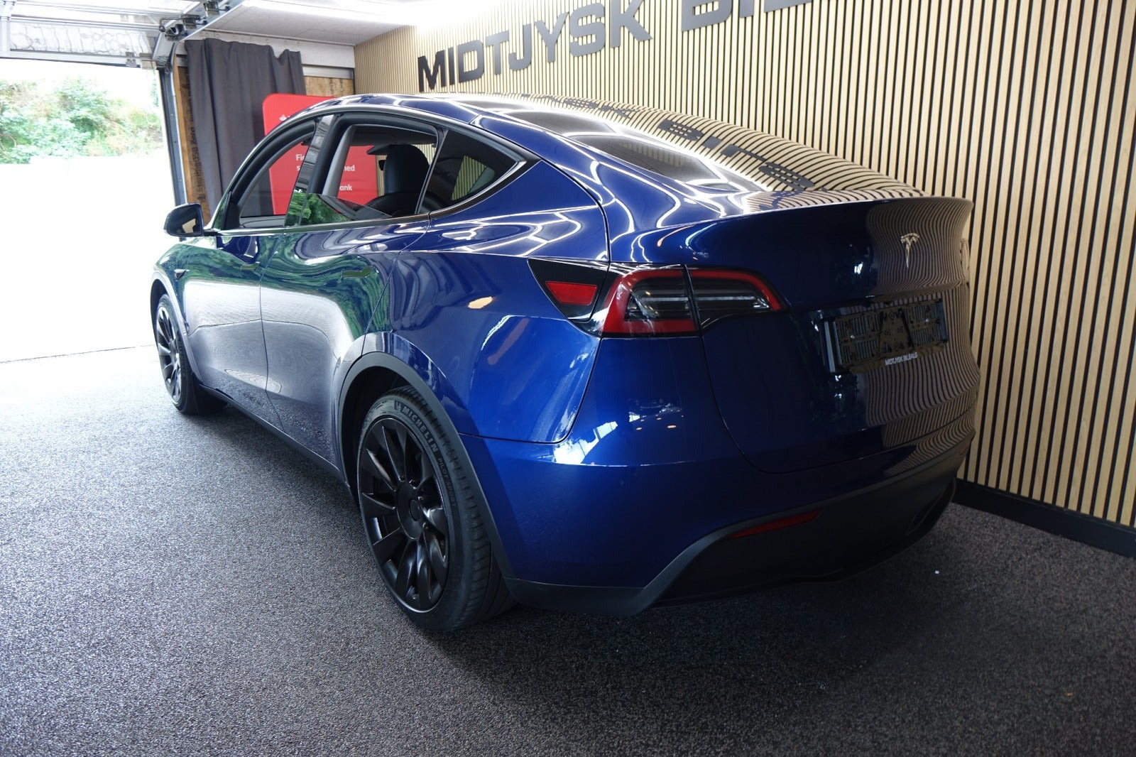 Blå Tesla Model Y fra 2024