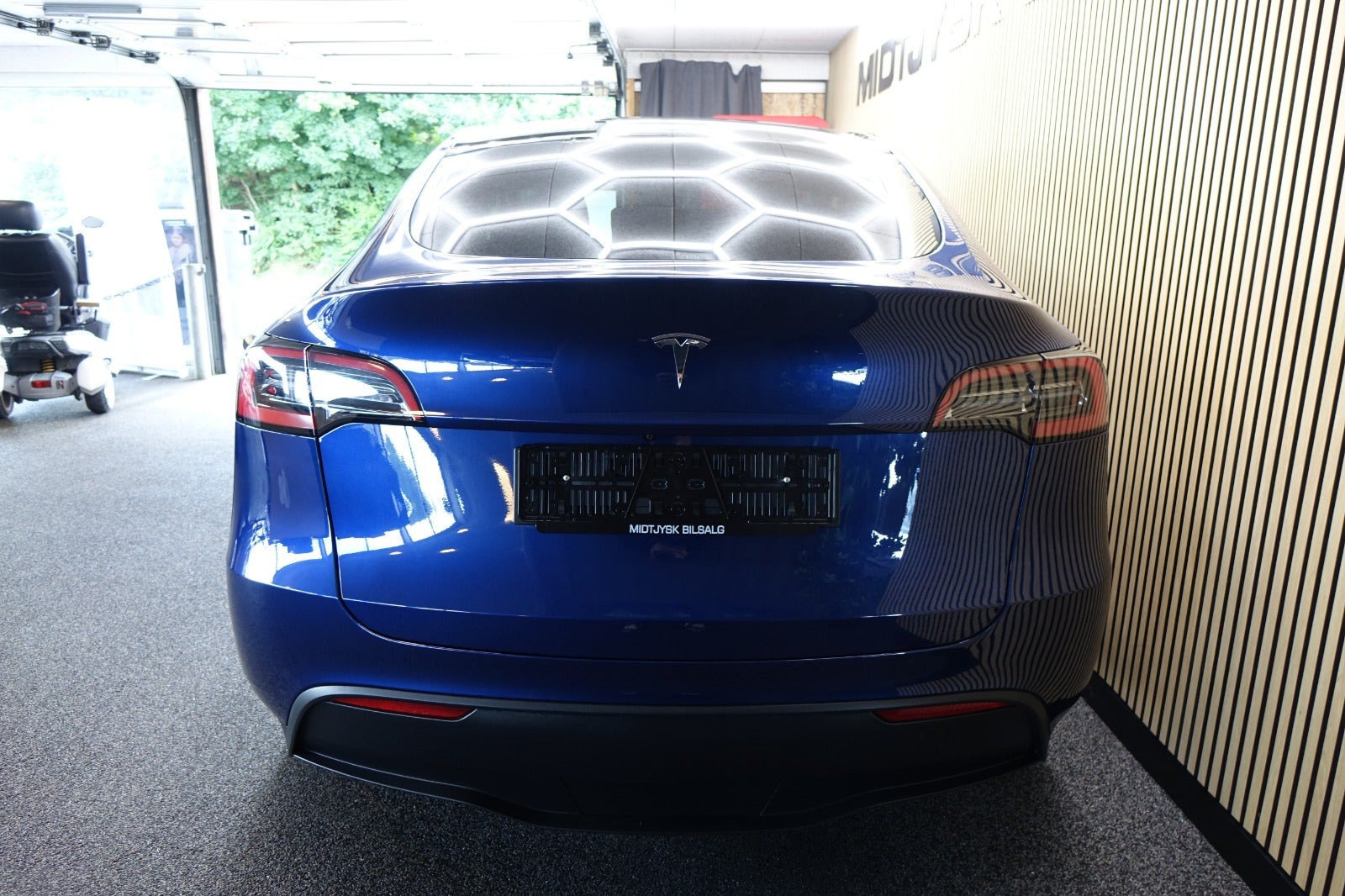 Blå Tesla Model Y fra 2024