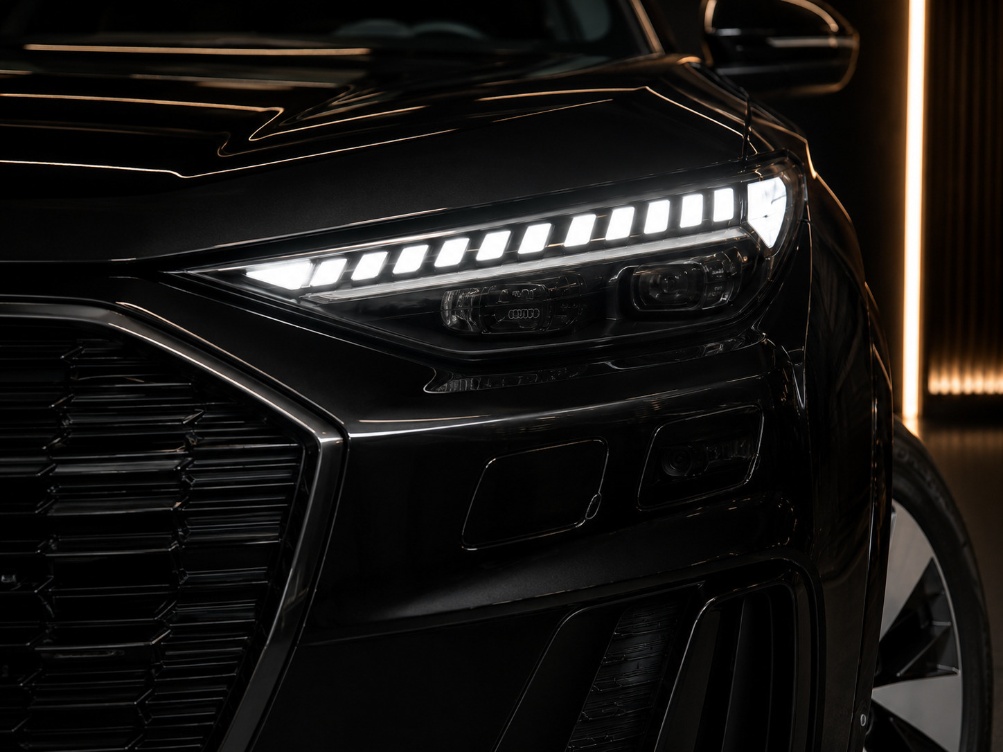 Sort Audi Q6 e-tron fra 2024