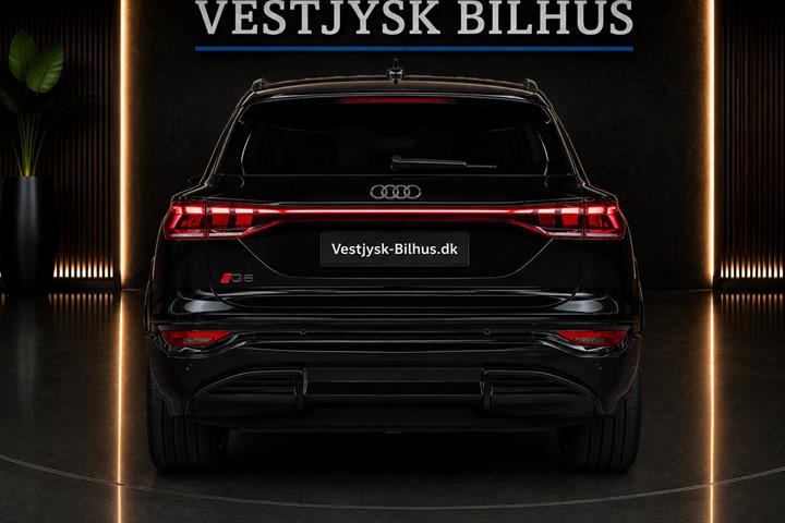 Sort Audi Q6 e-tron fra 2024
