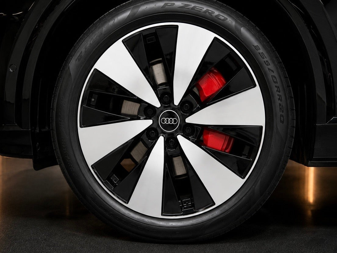 Sort Audi Q6 e-tron fra 2024