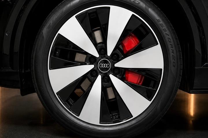 Sort Audi Q6 e-tron fra 2024