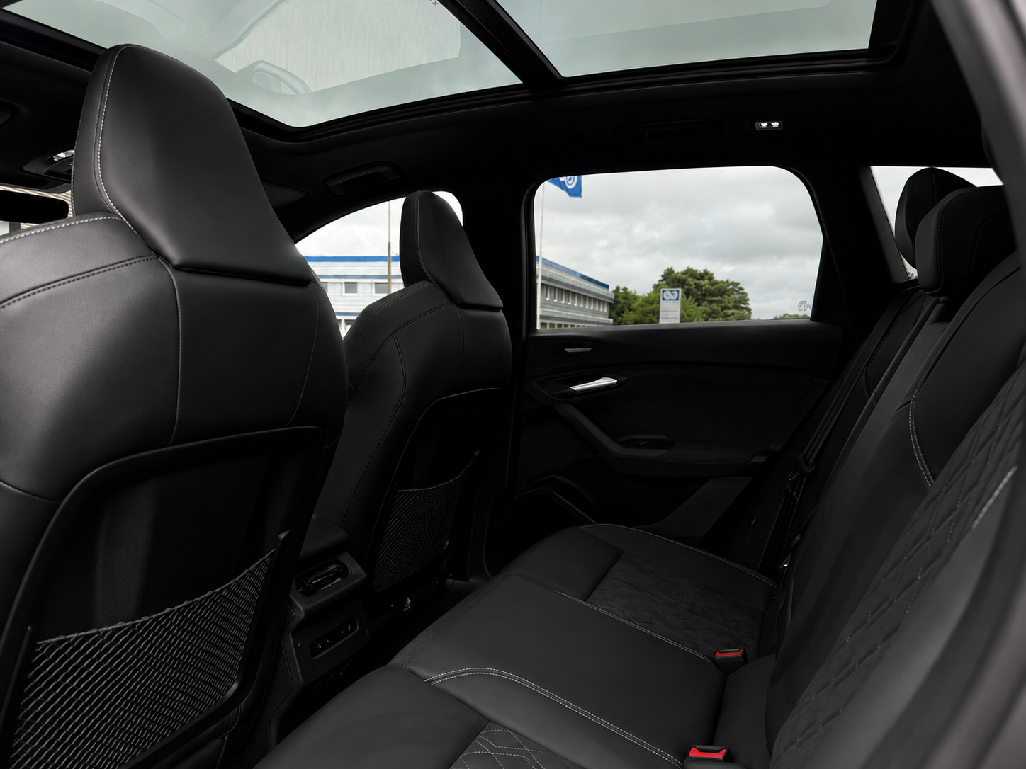 Sort Audi Q6 e-tron fra 2024