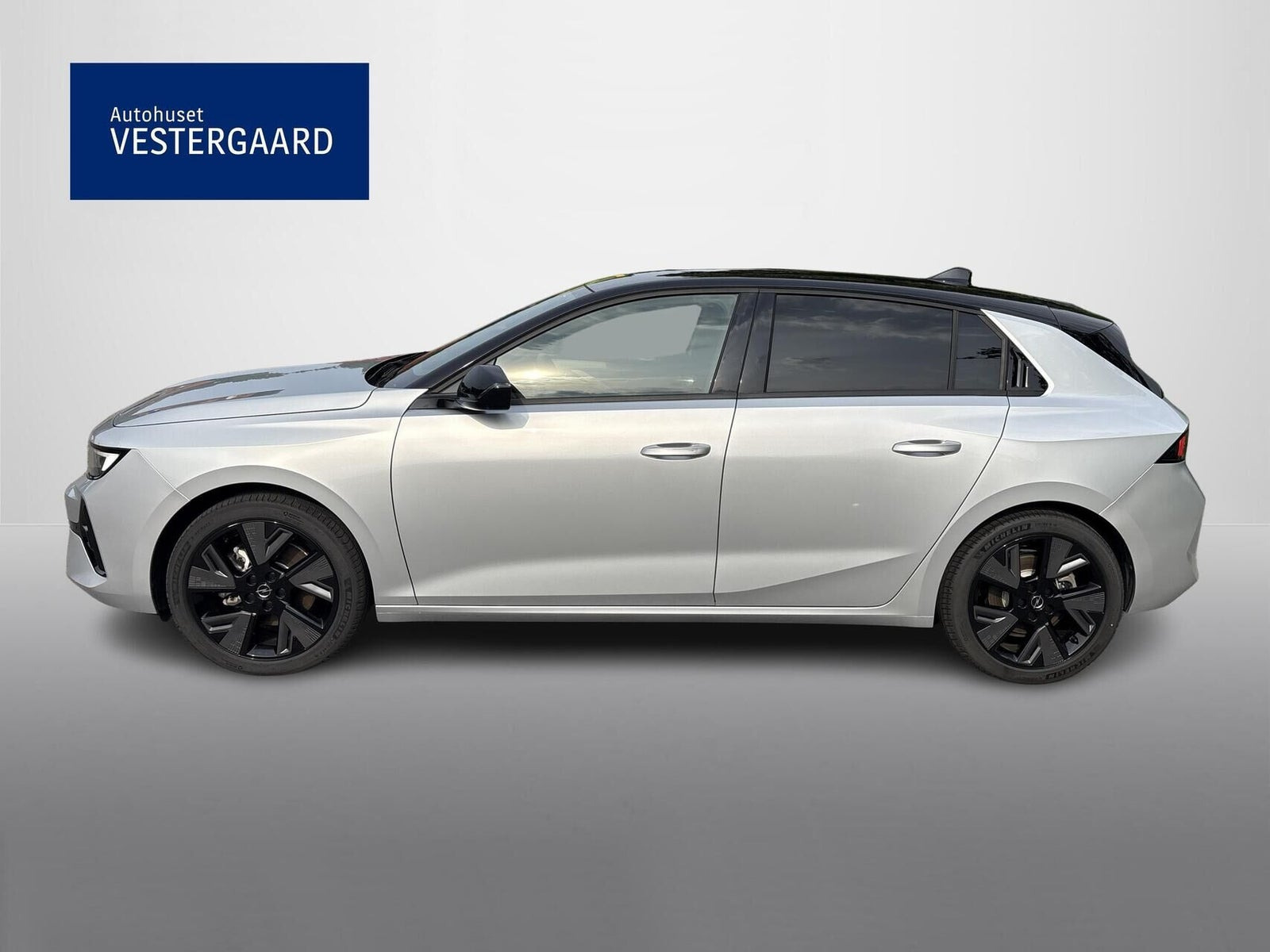 Sølv Opel Astra-e fra 2024