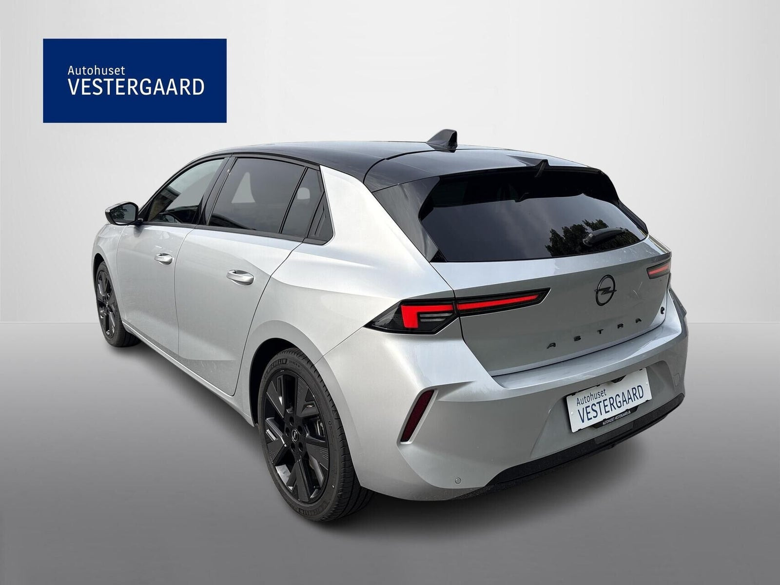 Sølv Opel Astra-e fra 2024