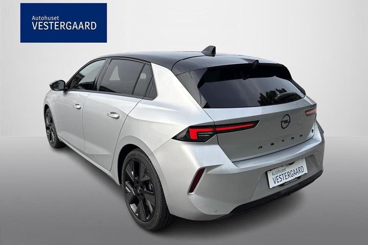 Sølv Opel Astra-e fra 2024